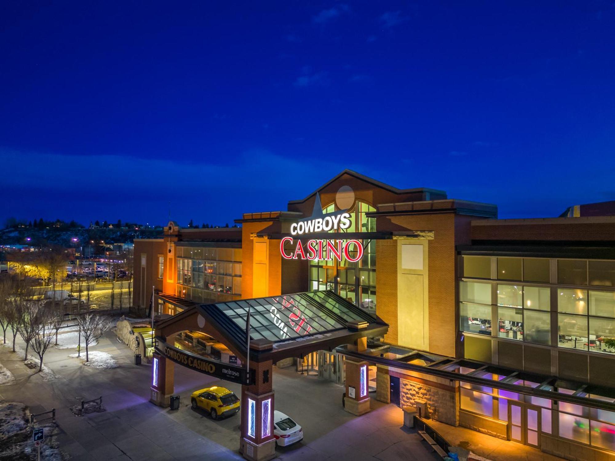 Unbeatable Downtown Experience- Walk To Bars, Casino, Stampede & Saddledome Plus Bonus Banff Pass, Parking & Wine! YYC Exterior foto