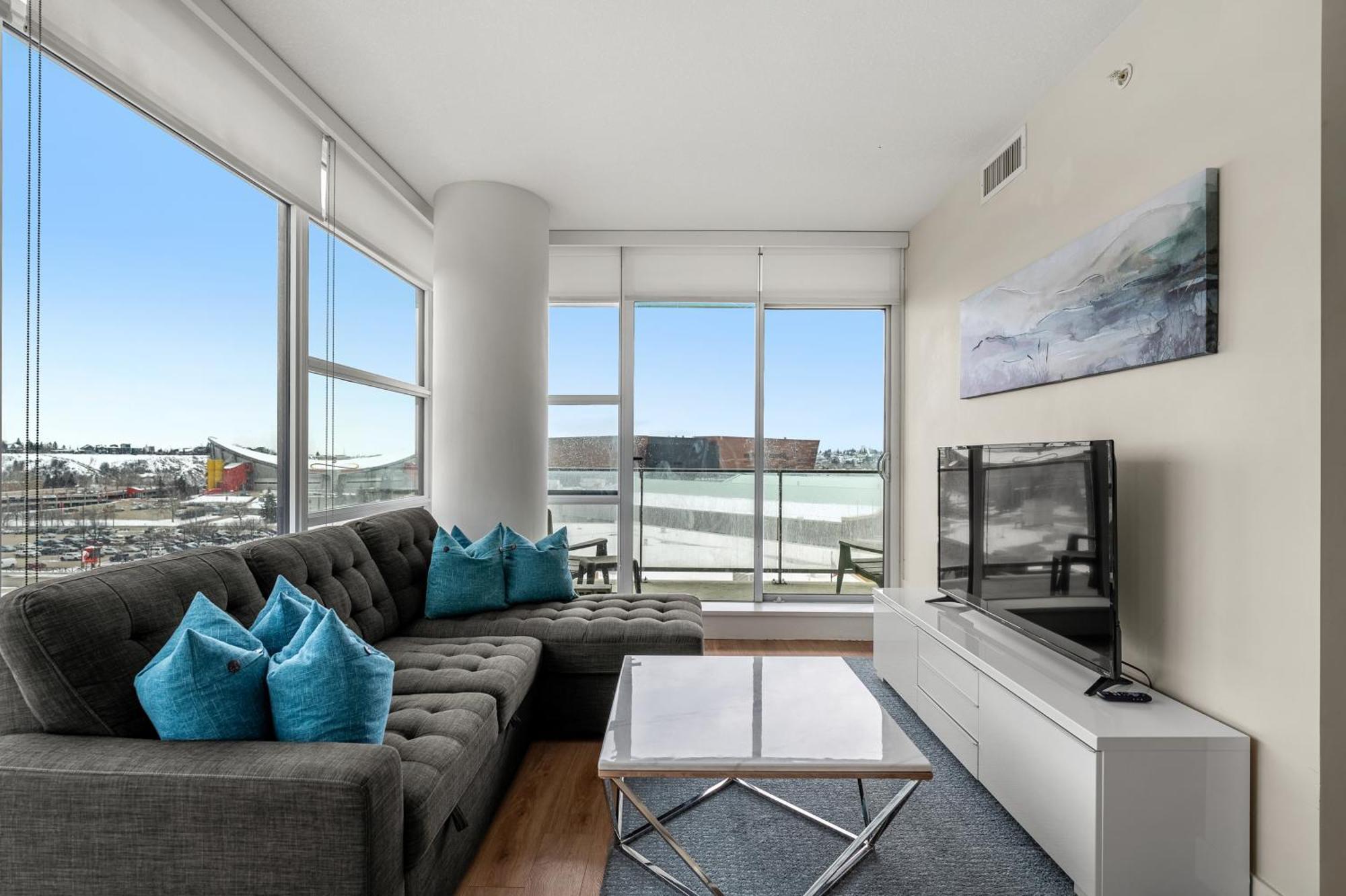 Unbeatable Downtown Experience- Walk To Bars, Casino, Stampede & Saddledome Plus Bonus Banff Pass, Parking & Wine! YYC Exterior foto